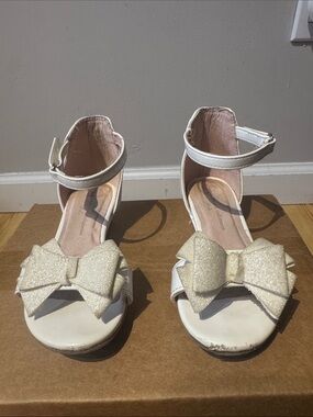 cupcakes & cashmere White Girls Sandals with Glitter Bow Accent